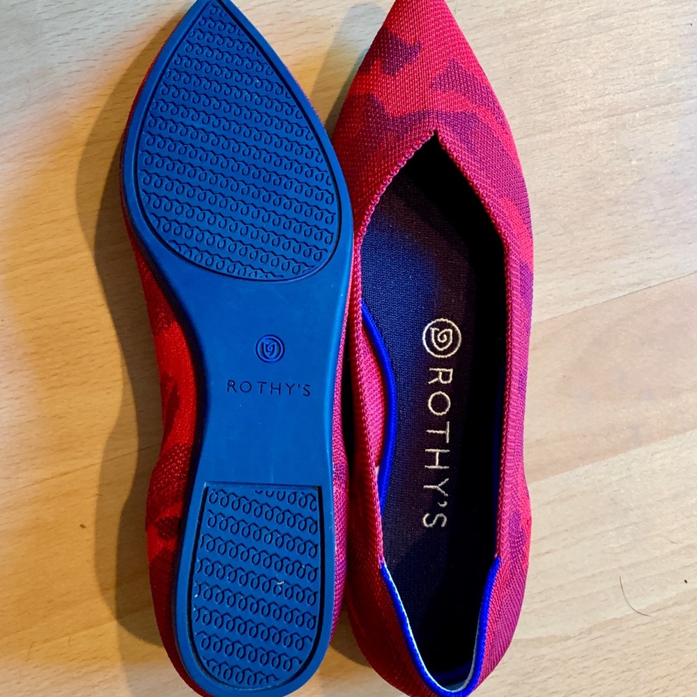 Retired red camo print Rothy’s. Never worn.